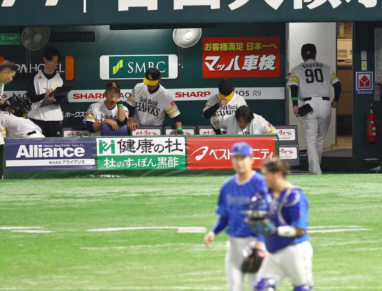 ソフトバンク対DeNA DeNAに敗れた小久保監督（右）はベンチを引き揚げる（撮影・上田博志）