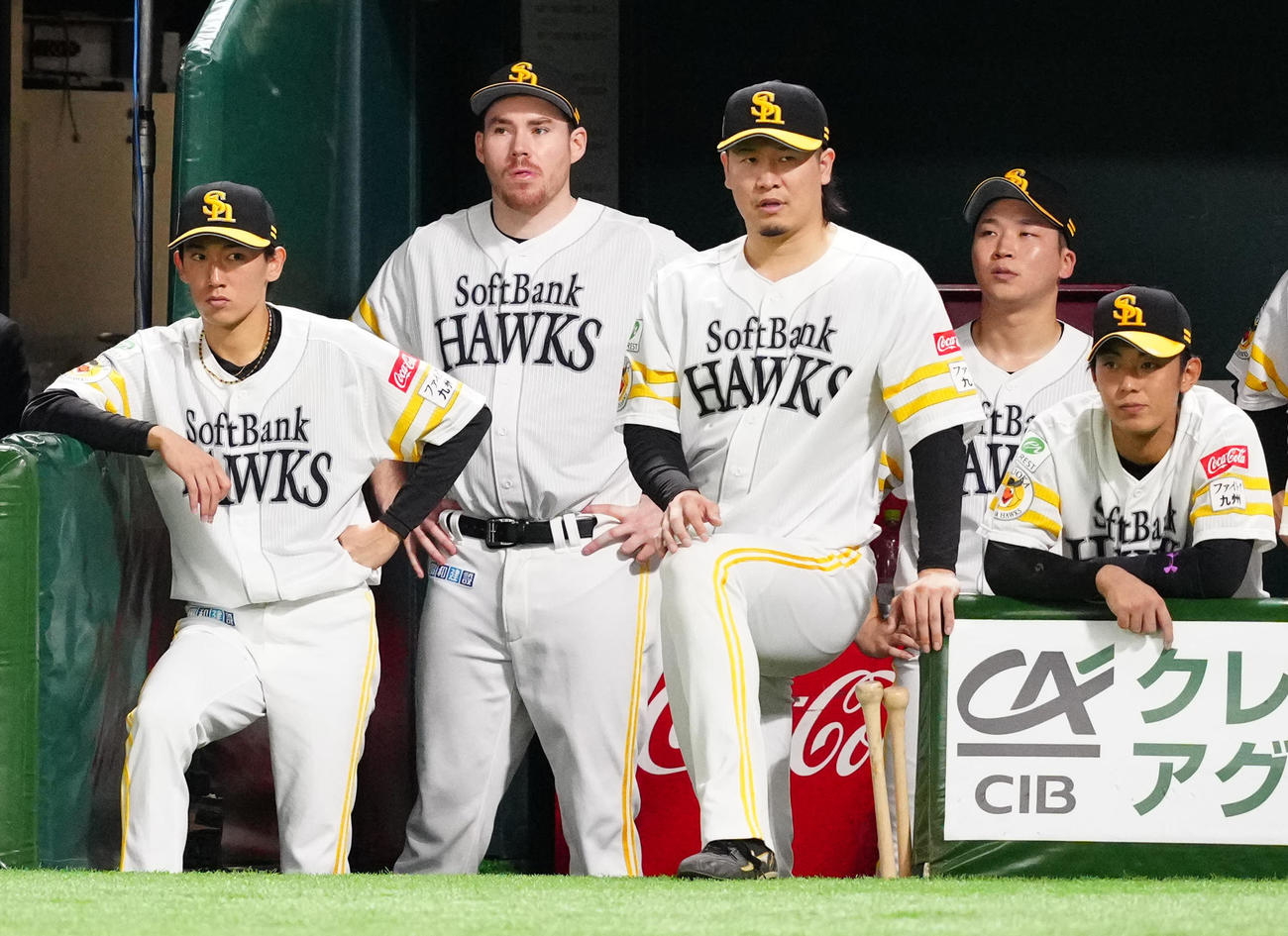 ソフトバンク対DeNA 9回裏、ベンチから戦況を見つめる大津（左端）らソフトバンクの選手たち（撮影・江口和貴）