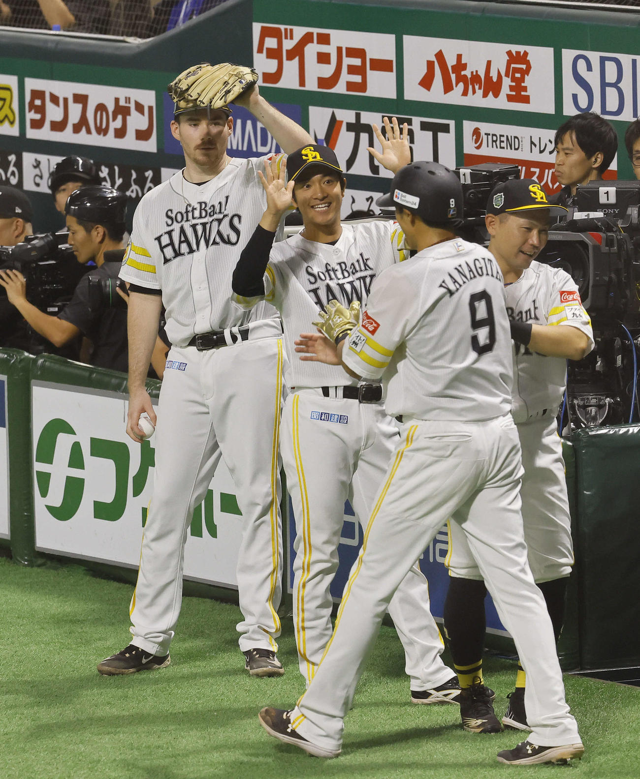 ソフトバンク対DeNA 1回裏ソフトバンク2死一、三塁、近藤の同点の適時打で生還した柳田を出迎えるスチュワート（左端）（撮影・藤尾明華）