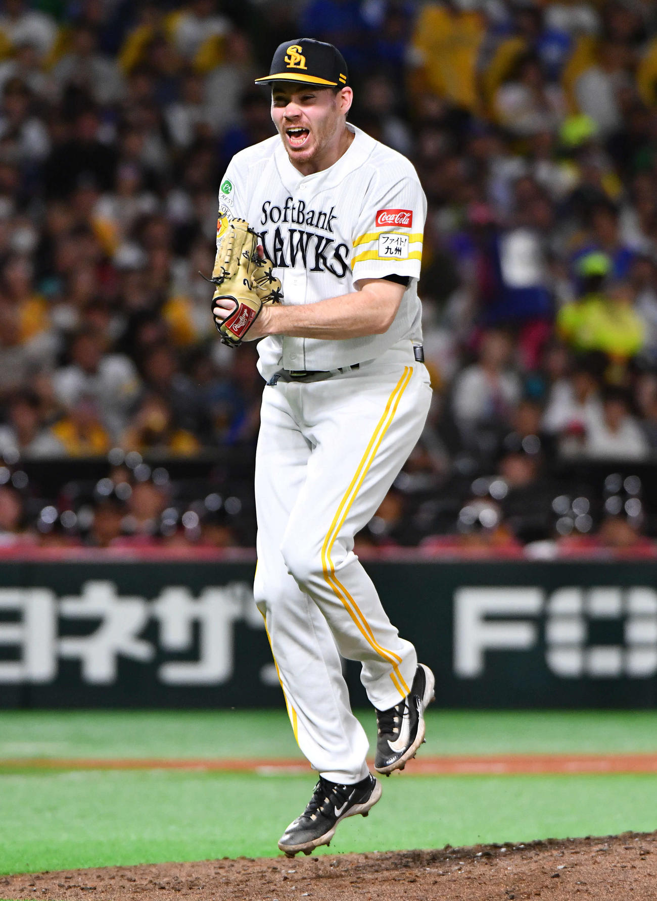 ソフトバンク対DeNA 4回表DeNA2死二、三塁、ピンチで森敬を空振り三振に抑え、雄たけびをあげるスチュワート（撮影・岩下翔太）