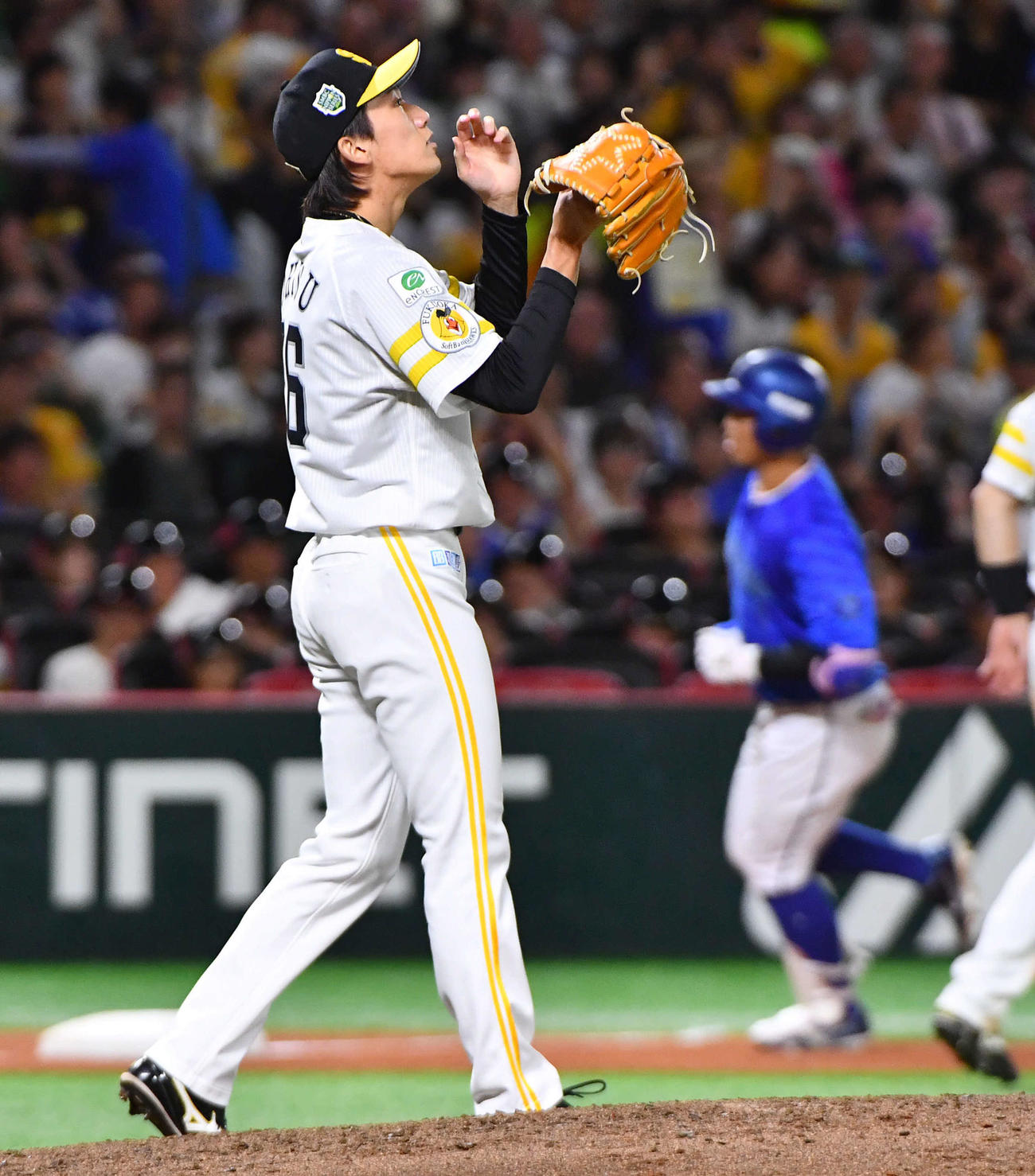 ソフトバンク対DeNA 5回表DeNA無死、桑原（右）に左中間へ勝ち越し本塁打を打たれ、肩を落とす大津（撮影・岩下翔太）