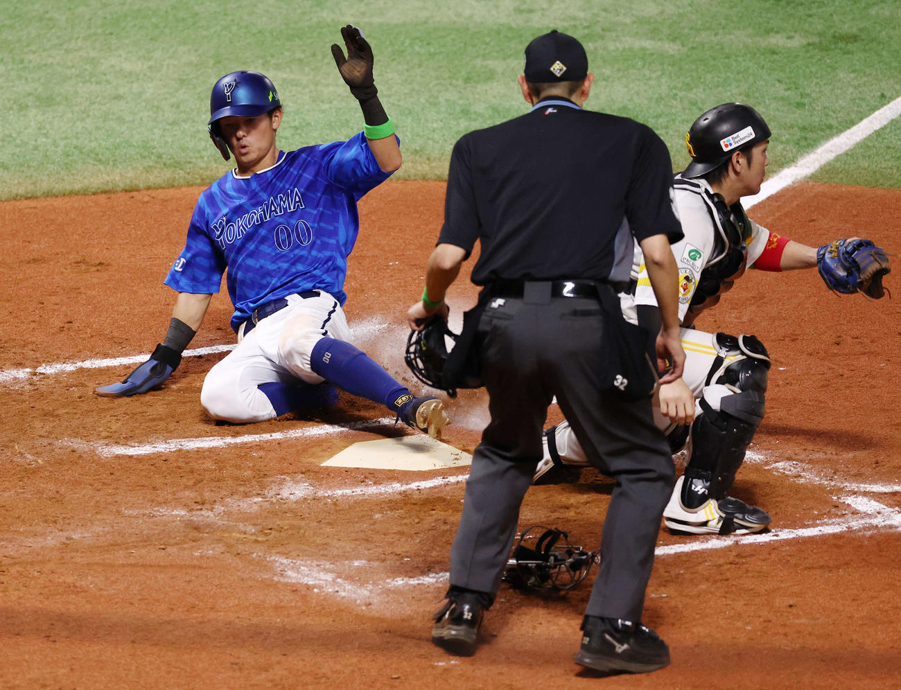 DeNA対ソフトバンク　8回表DeNA1死一塁、戸柱の適時二塁打で生還する林（撮影・河田真司）