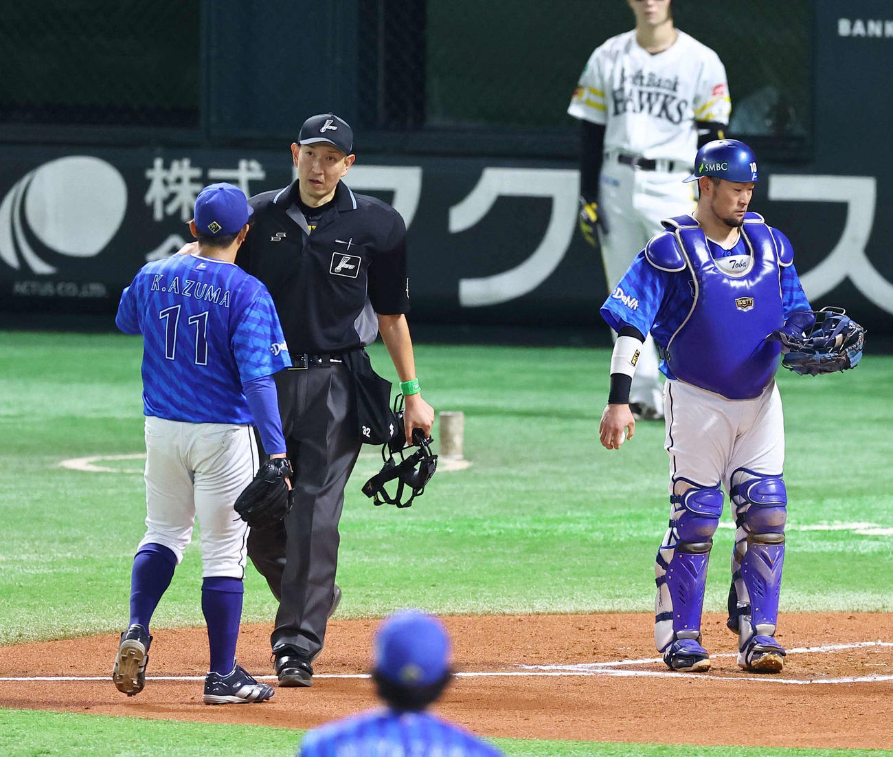 ソフトバンク対DeNA 6回、主審にファンの妨害を訴える東（撮影・上田博志）