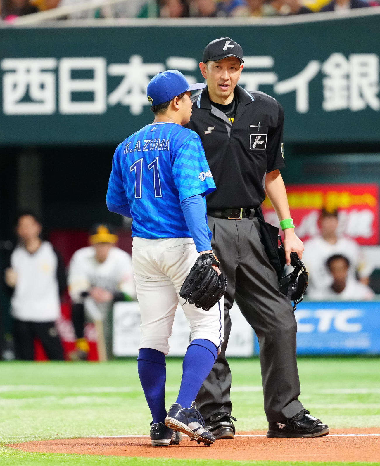 ソフトバンク対DeNA 6回裏途中、原球審（右）と話すDeNA先発の東（撮影・江口和貴）