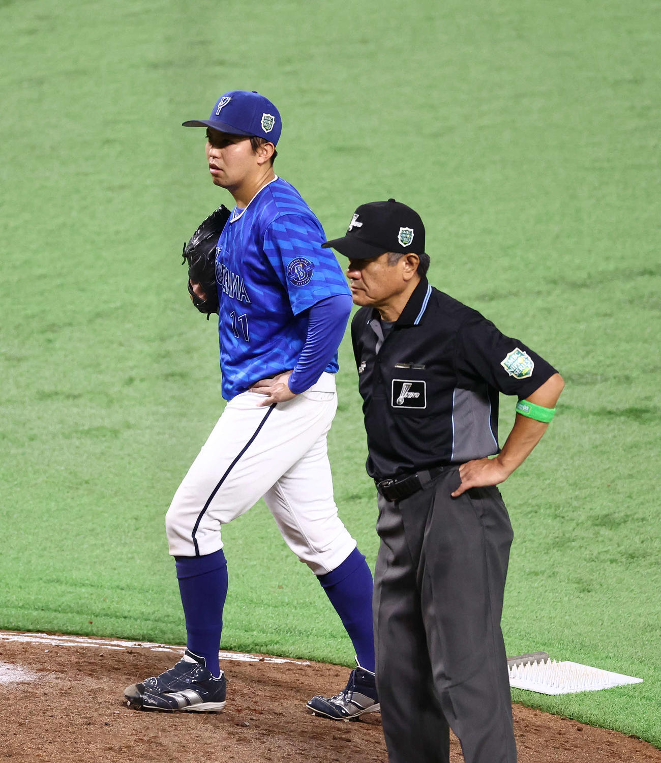 DeNA対ソフトバンク　6回裏ソフトバンク1死一塁、打者今宮の時、マウンドで審判と言葉を交わす東（撮影・河田真司）