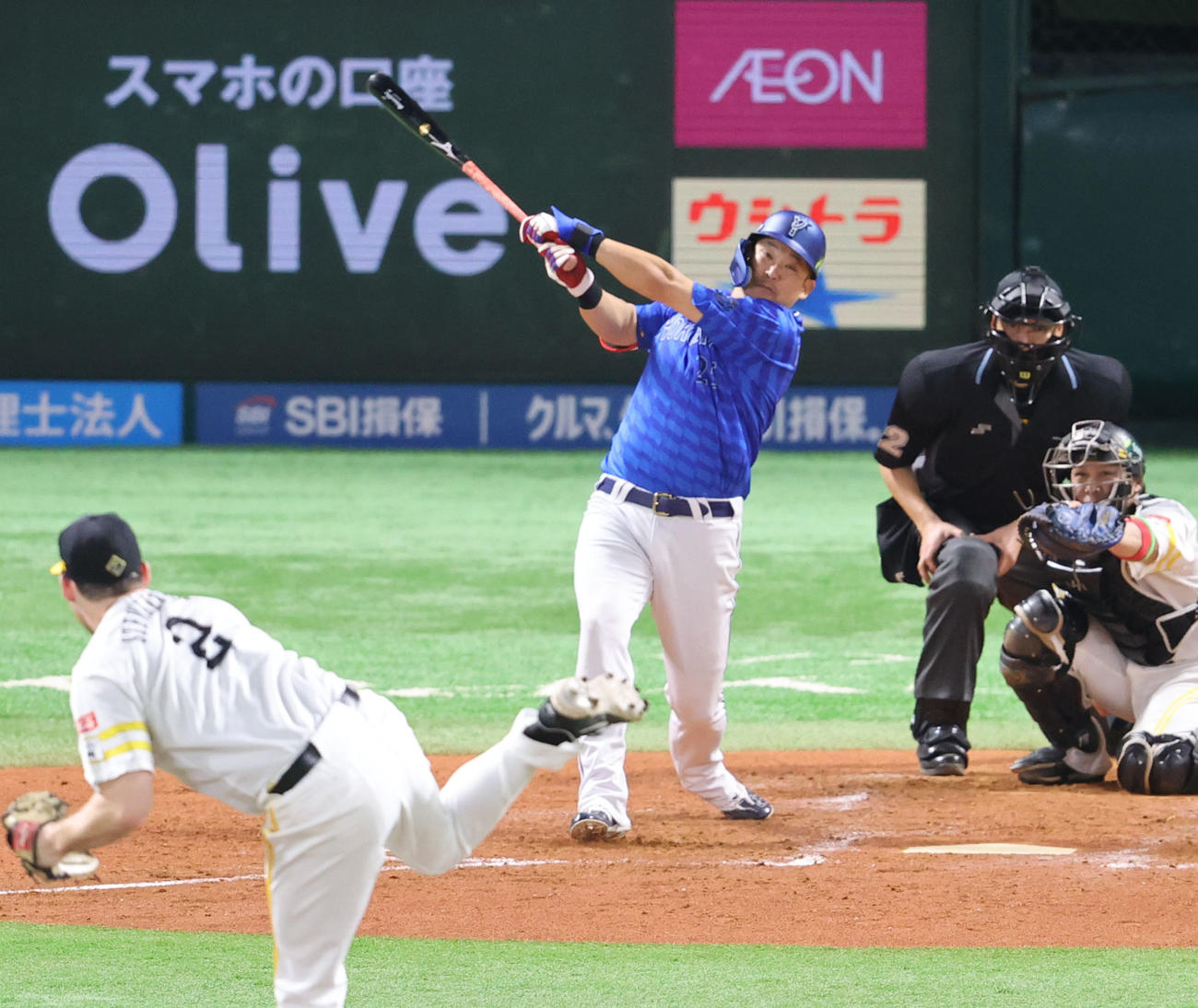 ソフトバンク対DeNA 4回表DeNA無死、筒香は中越え二塁打を放つ（撮影・梅根麻紀）