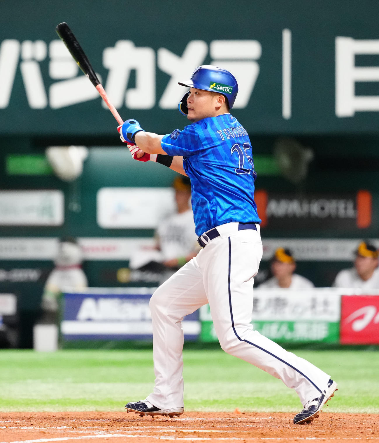 ソフトバンク対DeNA 4回表DeNA無死、二塁打を放つ筒香（撮影・江口和貴）