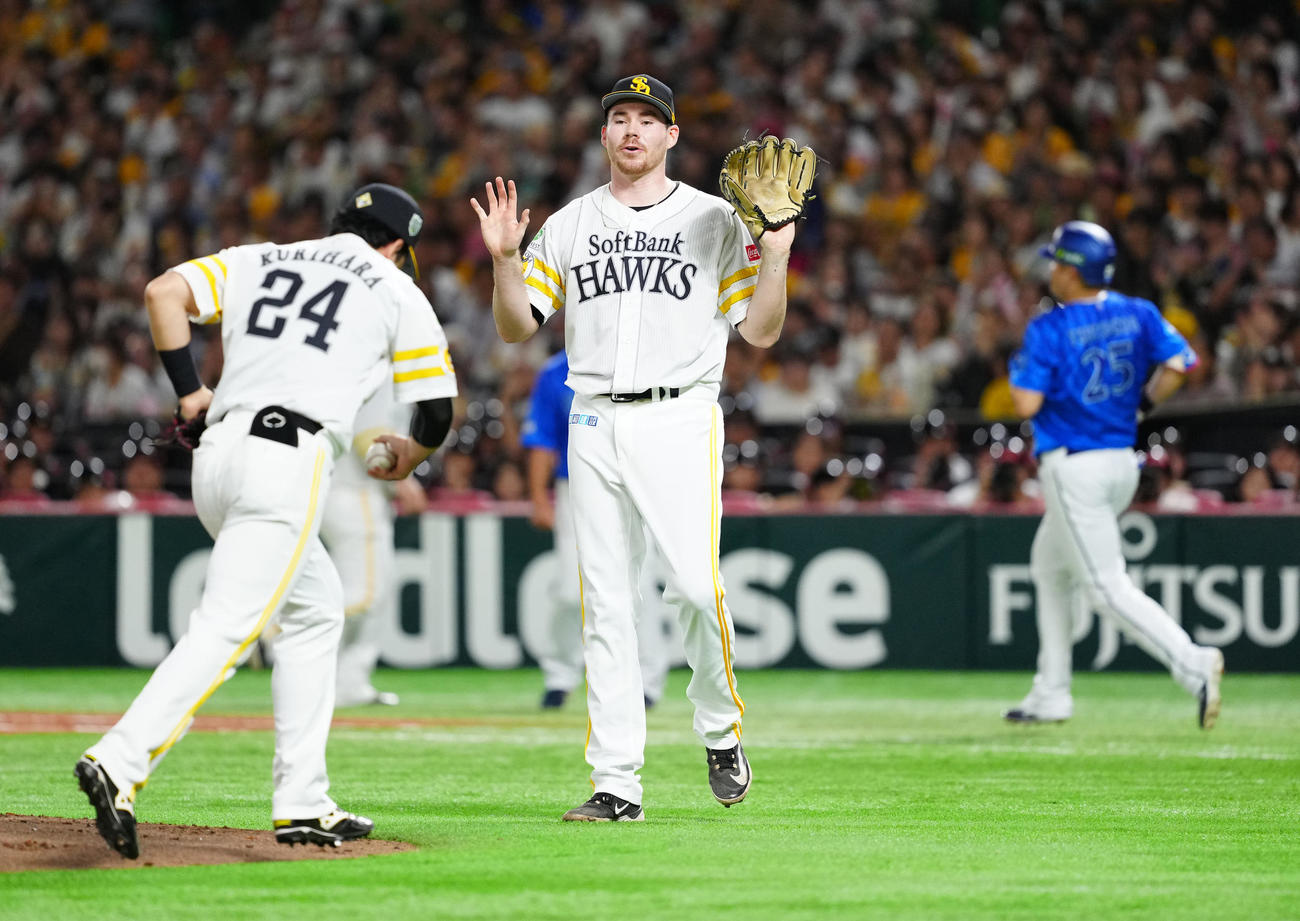 ソフトバンク対DeNA 1回表DeNA2死二塁、筒香（右）を三飛に仕留めたスチュワート（撮影・江口和貴）