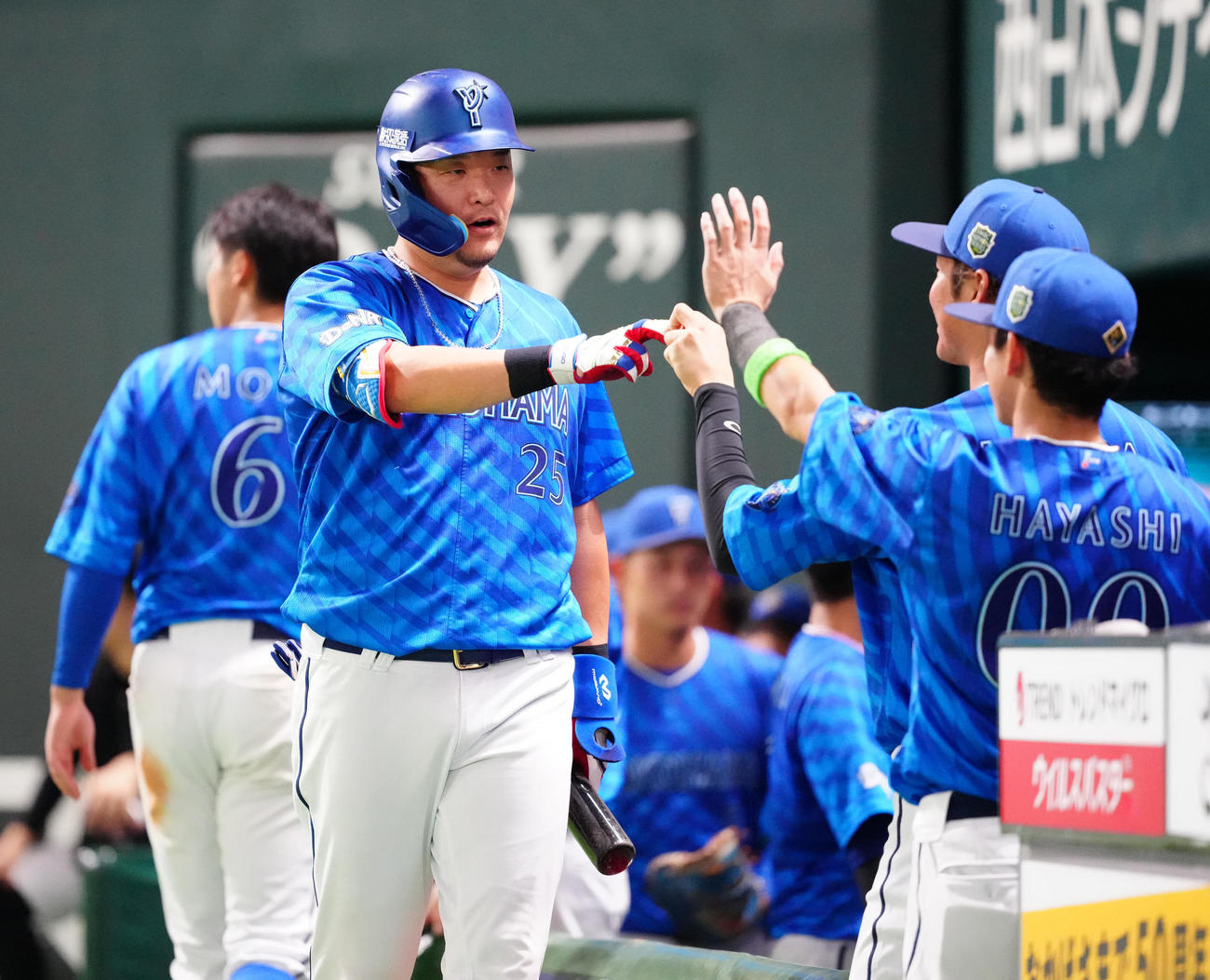 ソフトバンク対DeNA 5回表DeNA無死満塁、犠飛を放ちタッチを交わす筒香（左）（撮影・江口和貴）