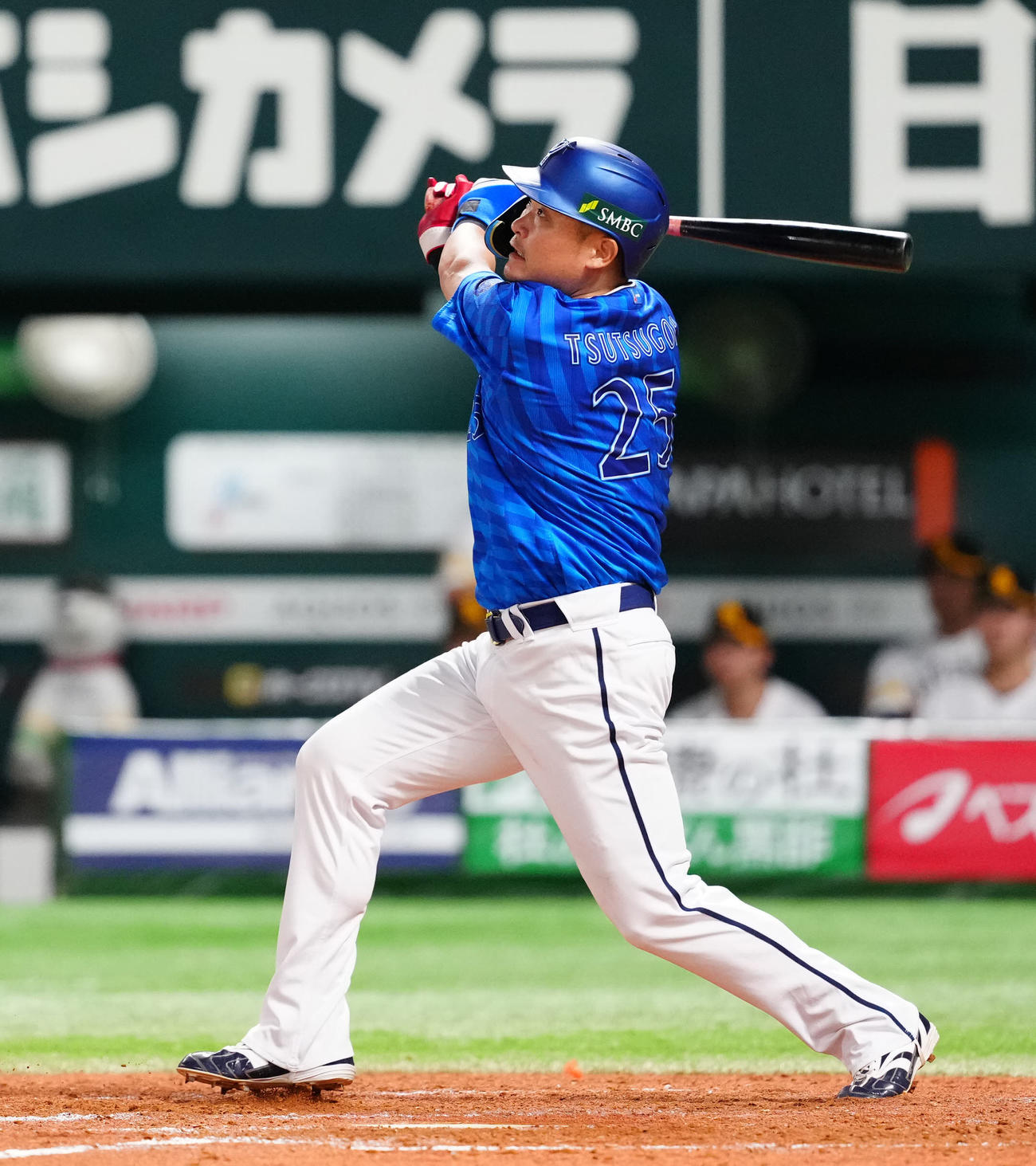 ソフトバンク対DeNA 5回表DeNA無死満塁、右犠飛を放つ筒香（撮影・江口和貴）