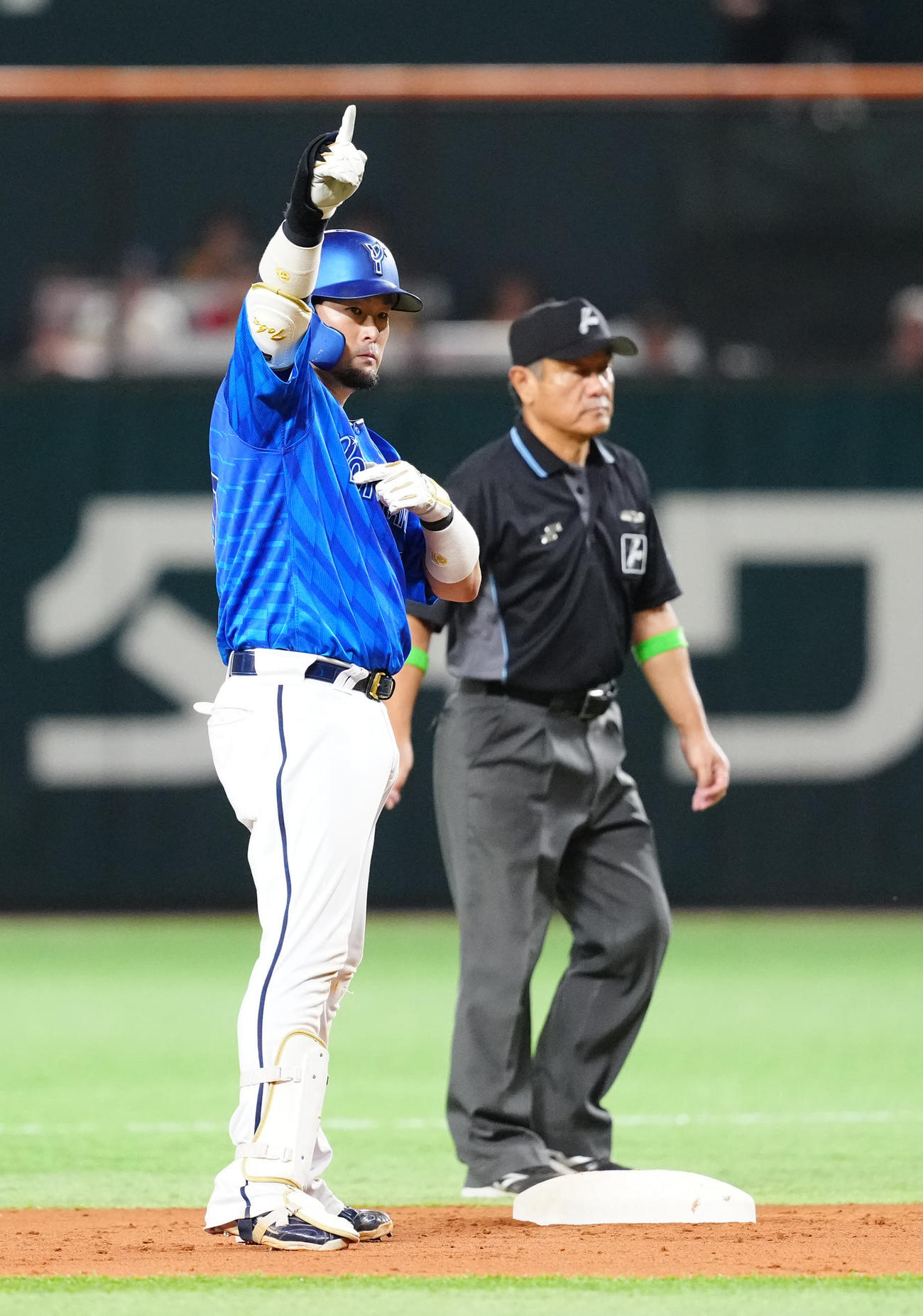 ソフトバンク対DeNA 8回表DeNA1死一塁、適時二塁打を放った戸柱（撮影・江口和貴）