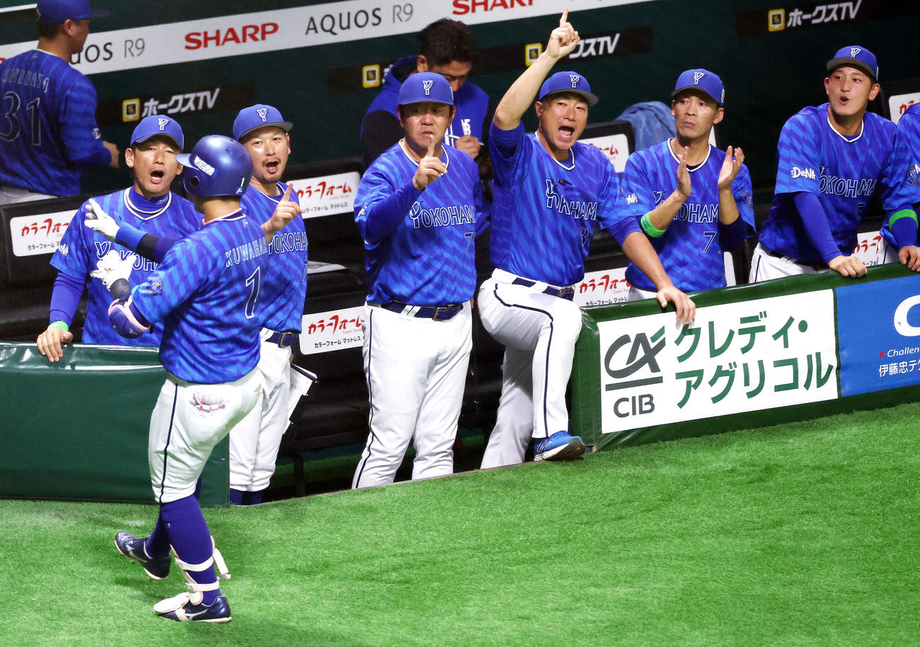 DeNA対ソフトバンク　5回表DeNA無死、左中間ソロ本塁打で生還する桑原（手前）を迎える三浦監督（左）（撮影・河田真司）