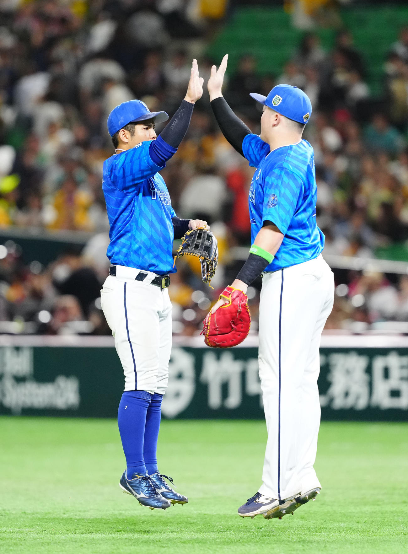 ソフトバンク対DeNA　ソフトバンクに勝利しタッチを交わすDeNA桑原（左）と牧（撮影・江口和貴）