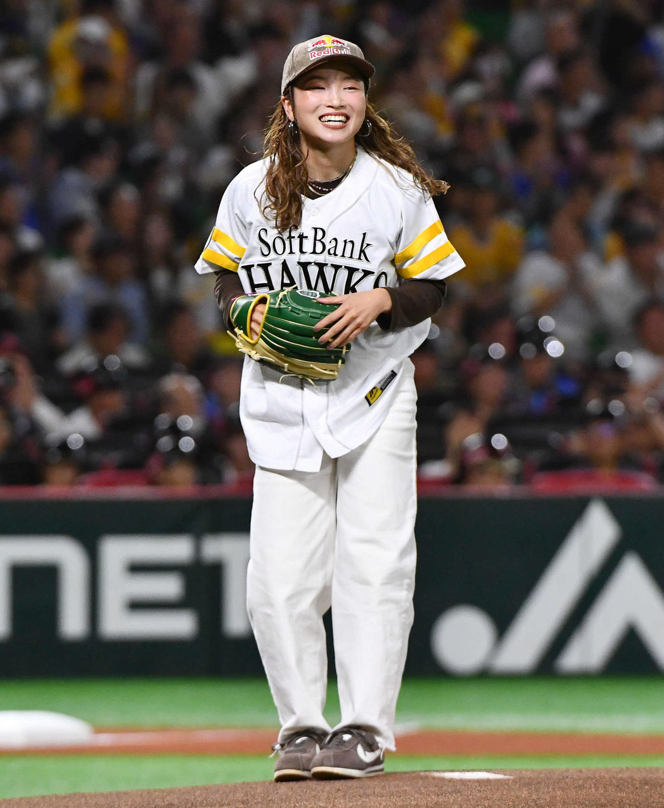 ソフトバンク対DeNA　始球式を終えて笑顔を見せる、パリ五輪ブレイキン女子金メダリストのAMI（撮影・岩下翔太）