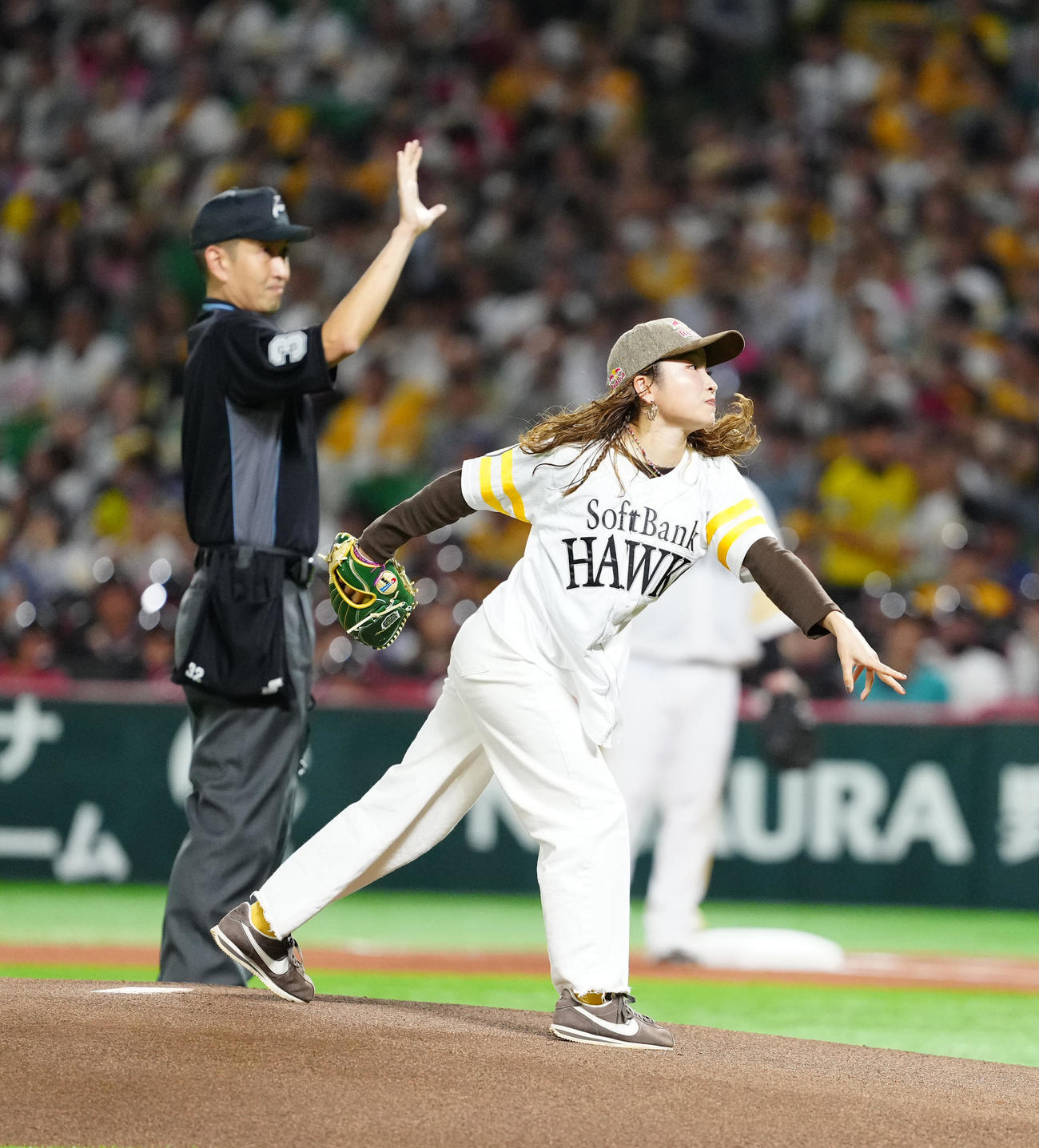 ソフトバンク対DeNA　試合前、始球式に臨むパリ五輪ブレイキン女子金メダルのAMI（撮影・江口和貴）