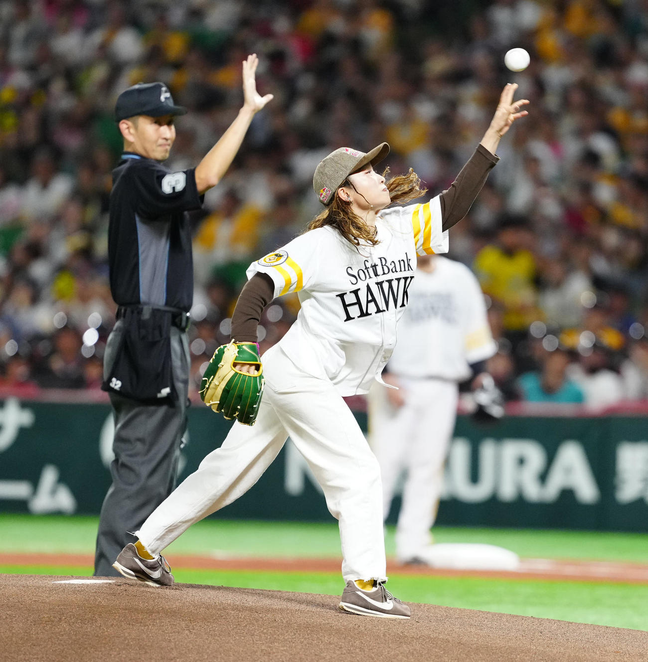 ソフトバンク対DeNA　試合前、始球式に臨むパリ五輪ブレイキン女子金メダルのAMI（撮影・江口和貴）