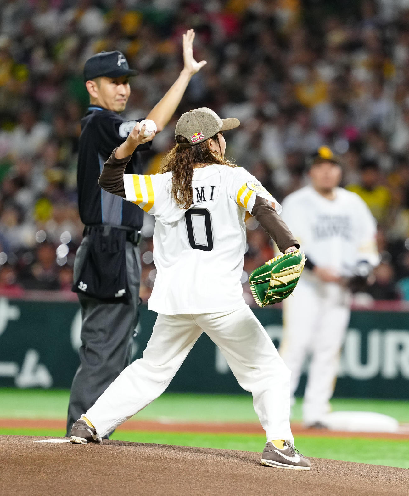 ソフトバンク対DeNA　試合前、始球式に臨むパリ五輪ブレイキン女子金メダルのAMI（撮影・江口和貴）