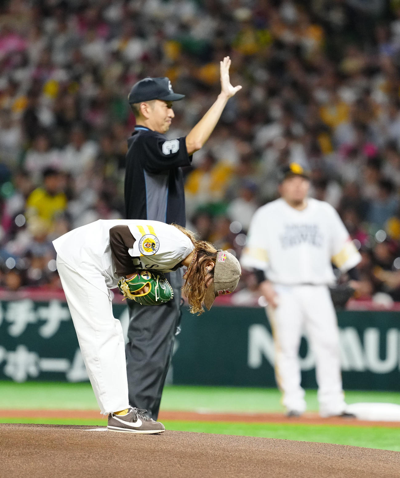 ソフトバンク対DeNA　試合前、始球式に臨むパリ五輪ブレイキン女子金メダルのAMI（撮影・江口和貴）