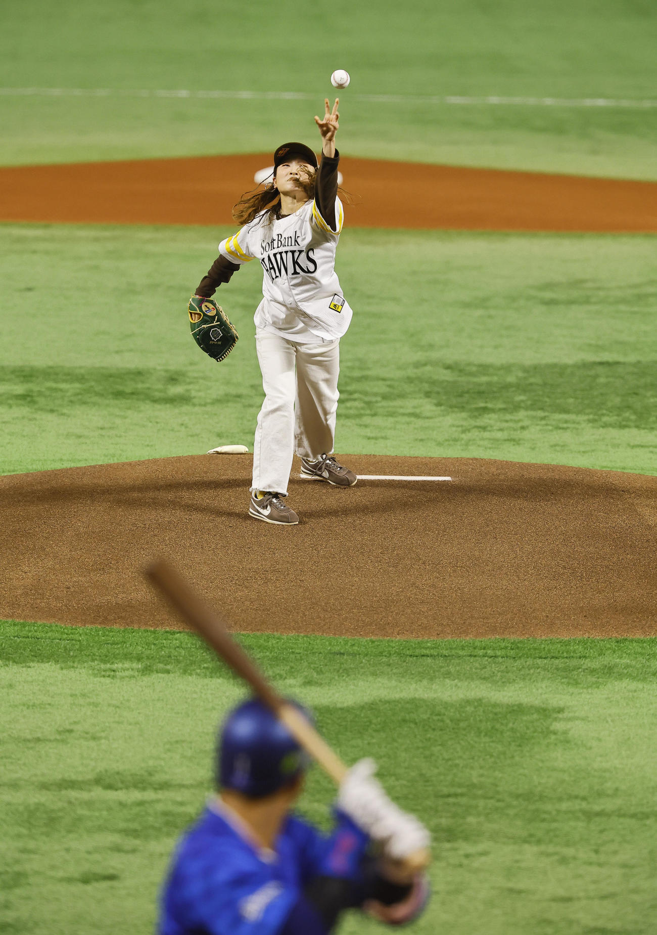 ソフトバンク対DeNA　始球式を務めたパリ五輪ブレイキン金メダリストの湯浅亜実（撮影・藤尾明華）