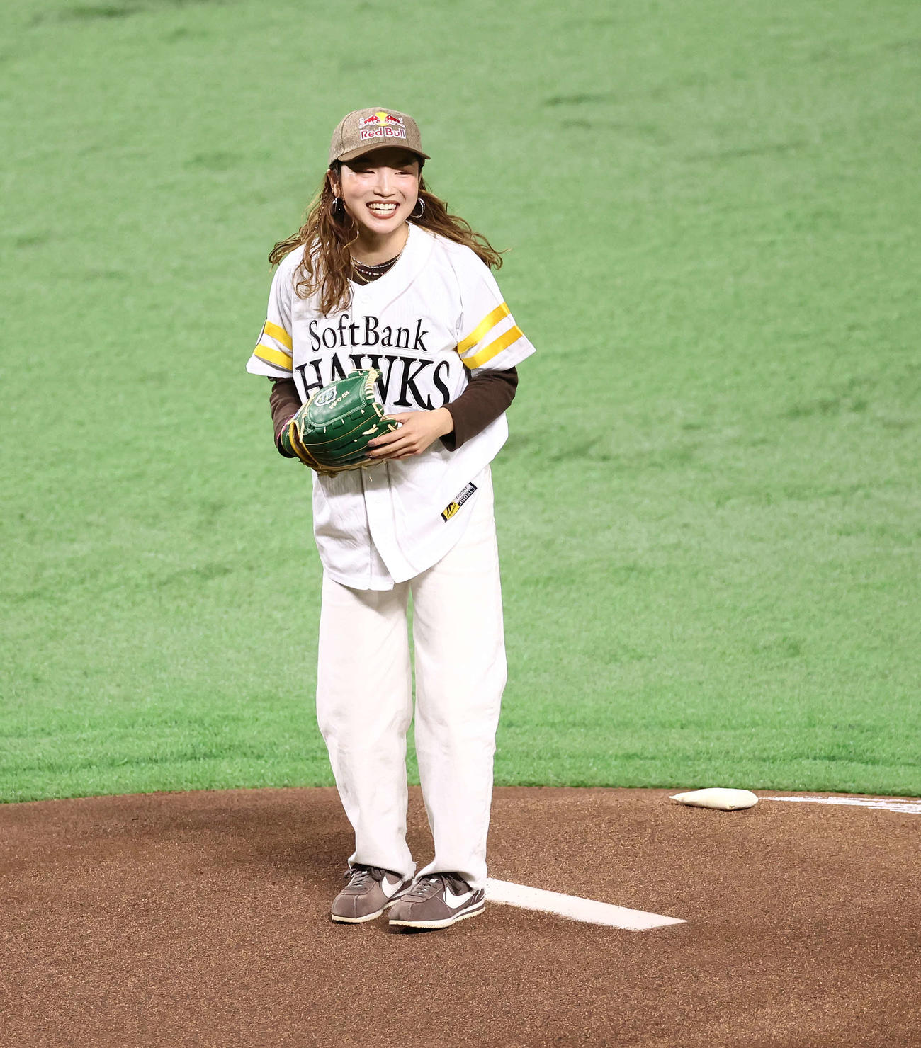 DeNA対ソフトバンク　開始前、始球式を務めるパリ五輪ブレイキン女子金メダルのAMI（撮影・河田真司）
