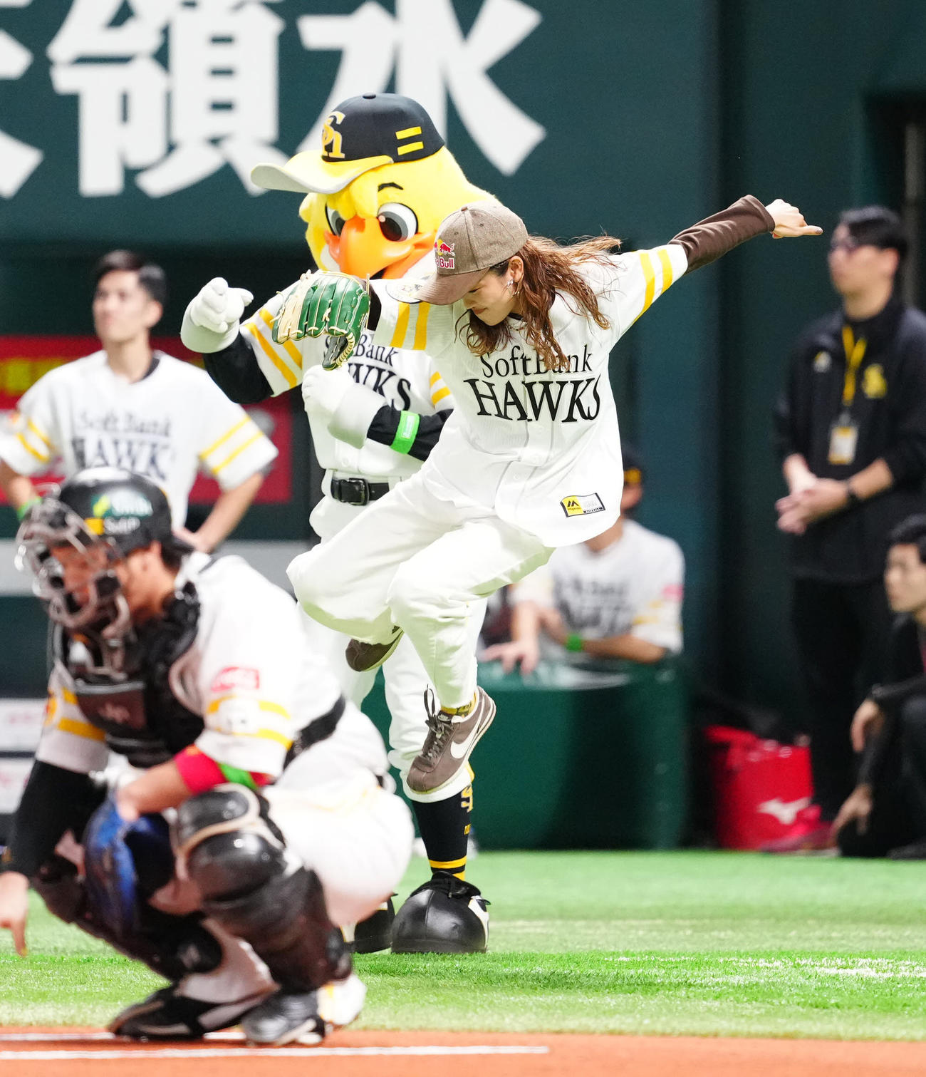 ソフトバンク対DeNA　試合前、始球式に臨むパリ五輪ブレイキン女子金メダルのAMI（撮影・江口和貴）