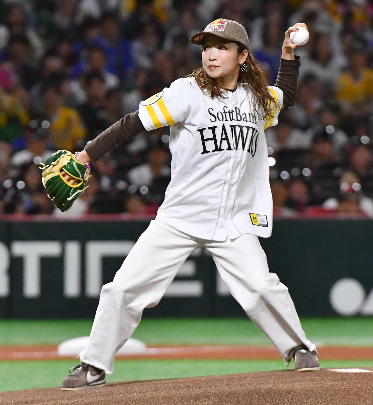 ソフトバンク対DeNA　始球式を行う、パリ五輪ブレイキン女子金メダリストのAMI（撮影・岩下翔太）
