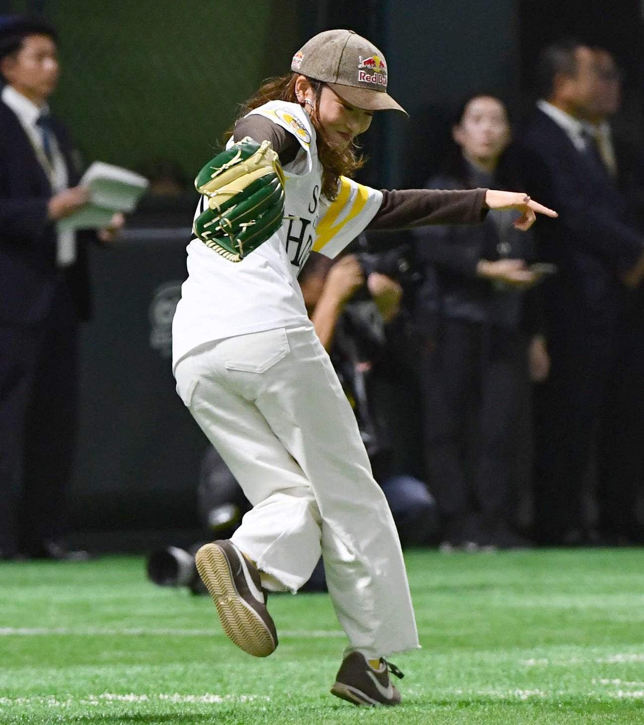 ソフトバンク対DeNA　始球式の前にダンスを披露する、パリ五輪ブレイキン女子金メダリストのAMI（撮影・岩下翔太）