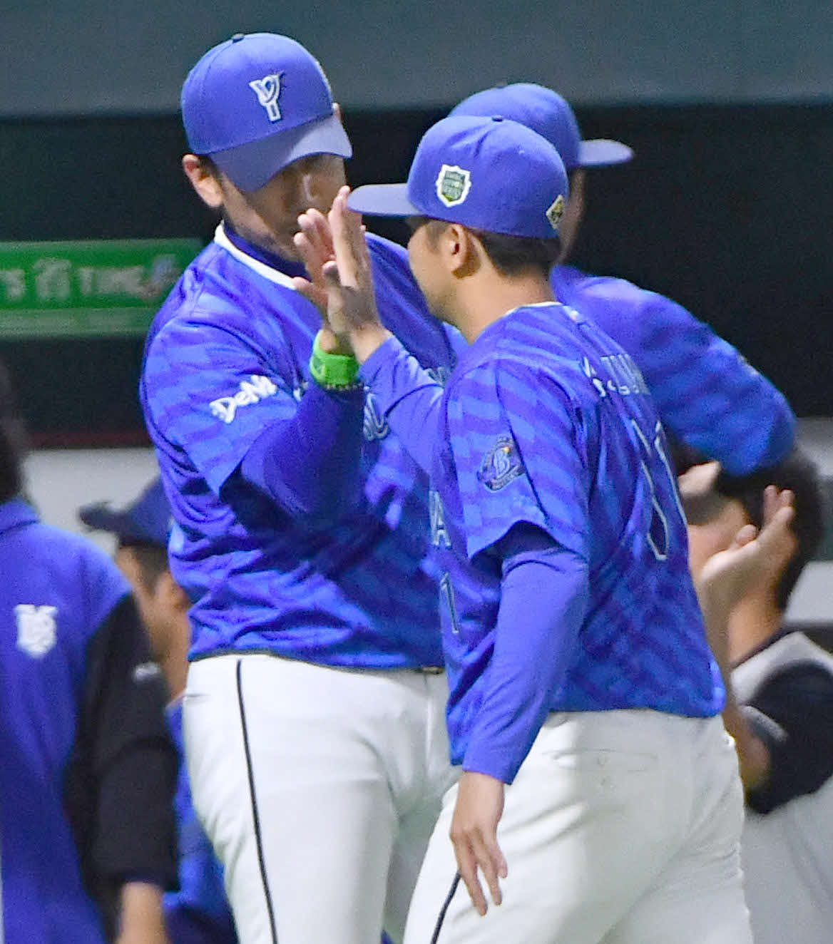 ソフトバンク対DeNA　ソフトバンクに勝利し、東（右）らナインとタッチを交わす三浦監督（撮影・岩下翔太）