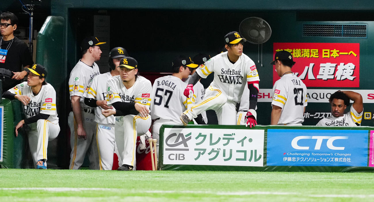 ソフトバンク対DeNA DeNAに敗れ、ベンチで厳しい表情の大津（左端）らソフトバンクの選手たち（撮影・江口和貴）