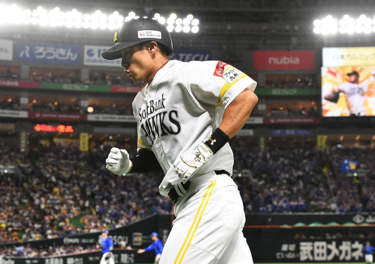 ソフトバンク対DeNA 9回裏ソフトバンク2死二塁、遊ゴロに倒れて試合終了となり、肩を落とす柳田（撮影・岩下翔太）