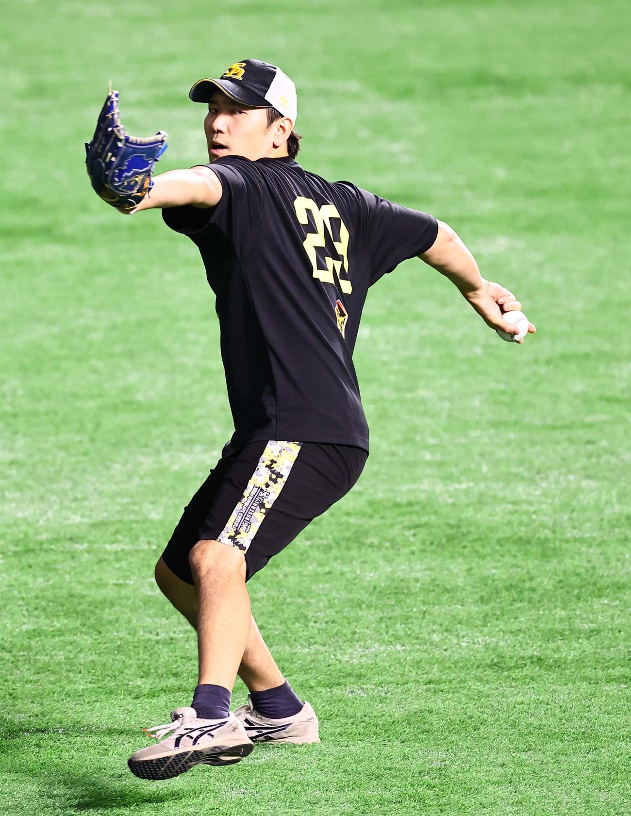 ソフトバンク対DeNA　キャッチボールをする石川（撮影・上田博志）