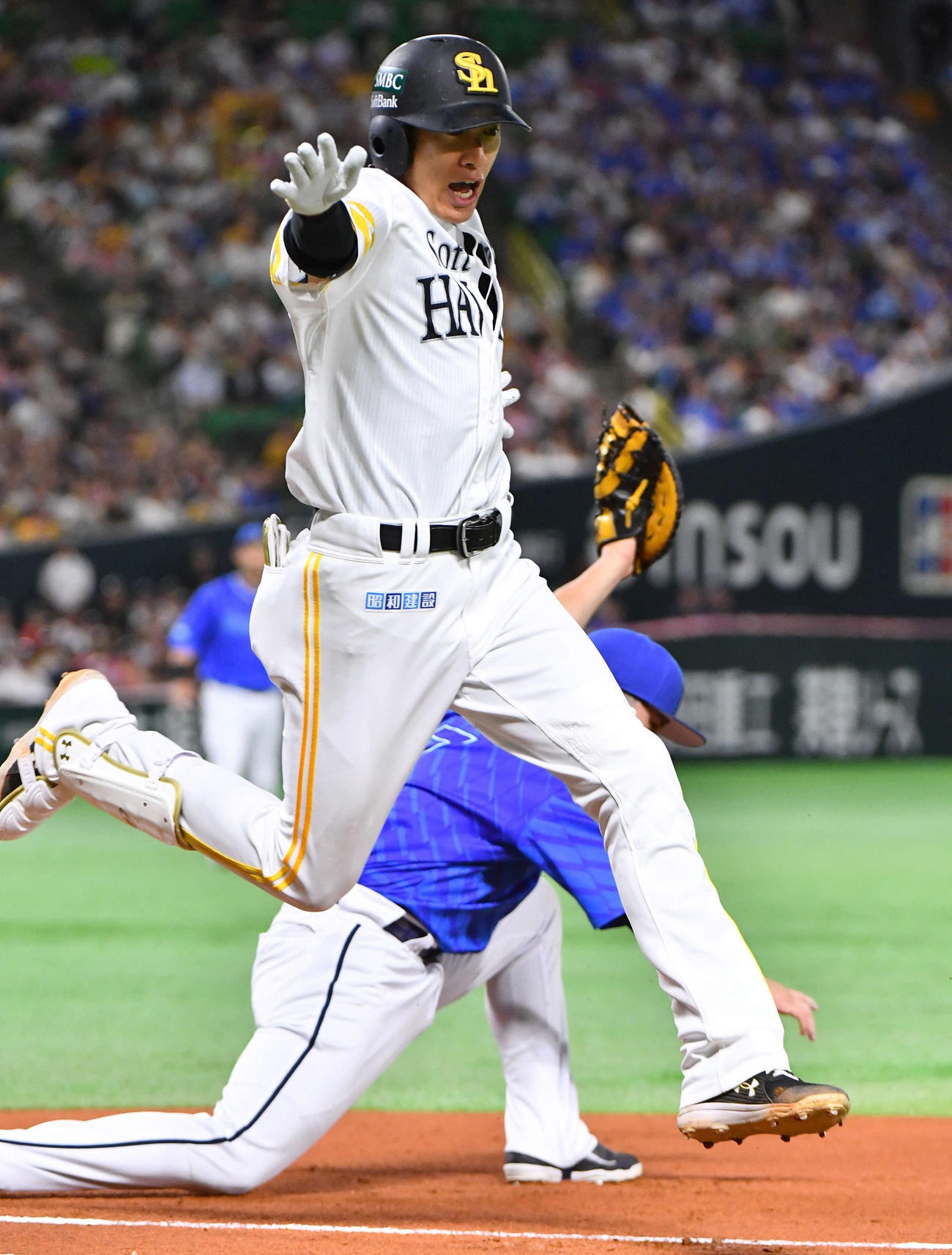ソフトバンク対DeNA 1回裏ソフトバンク1死、遊撃内野安打で出塁する柳田（撮影・岩下翔太）