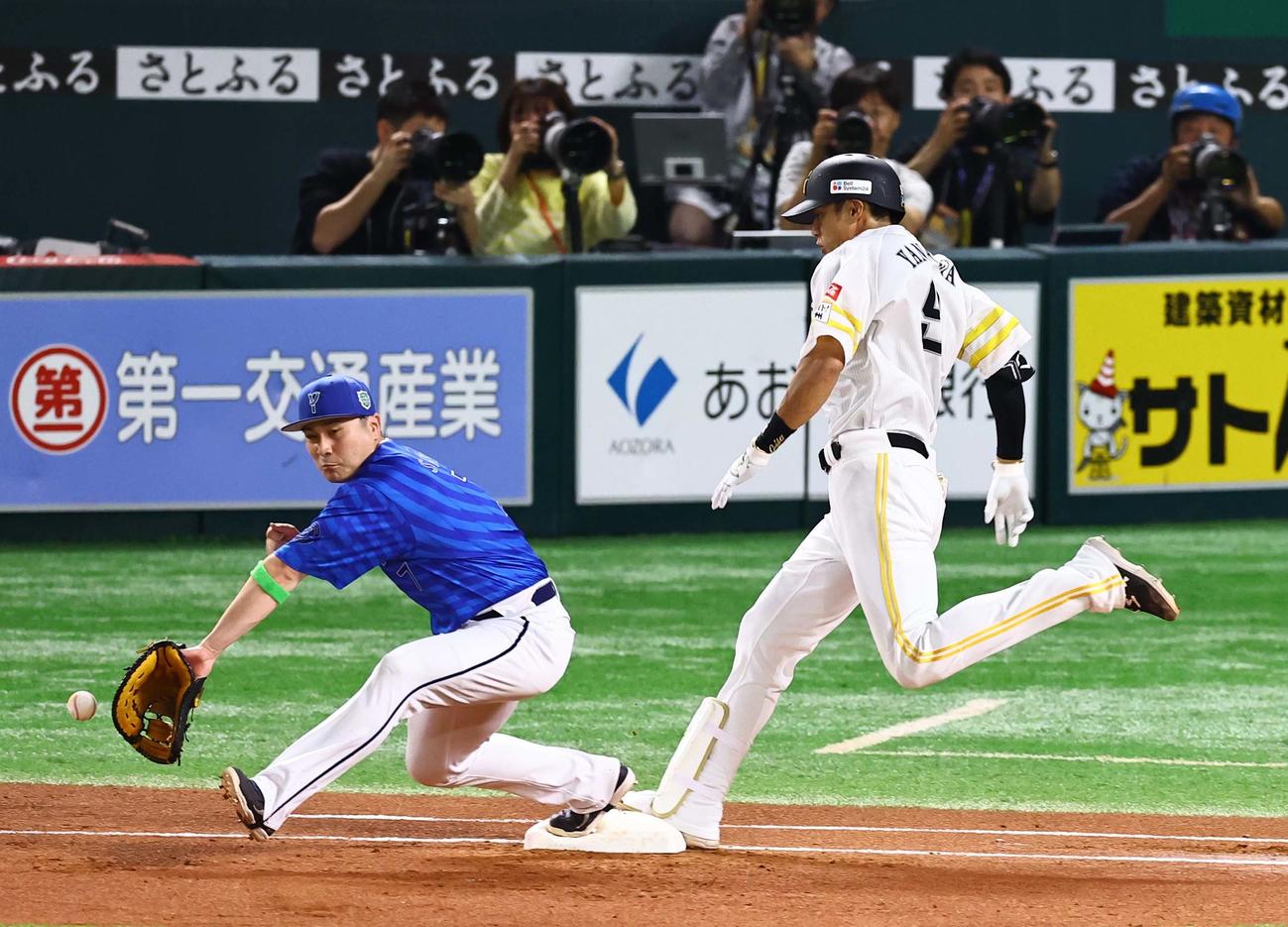 ソフトバンク対DeNA 1回裏ソフトバンク1死、柳田は内野安打を放つ（撮影・上田博志）