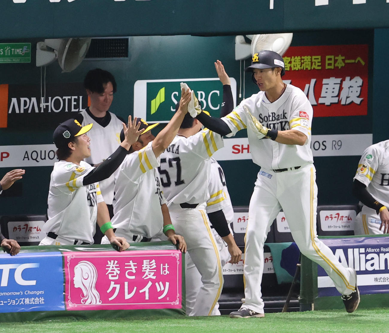 ソフトバンク対DeNA 1回裏ソフトバンク2死一、三塁、近藤の左前同点適時二塁打で生還した柳田悠岐（撮影・梅根麻紀）