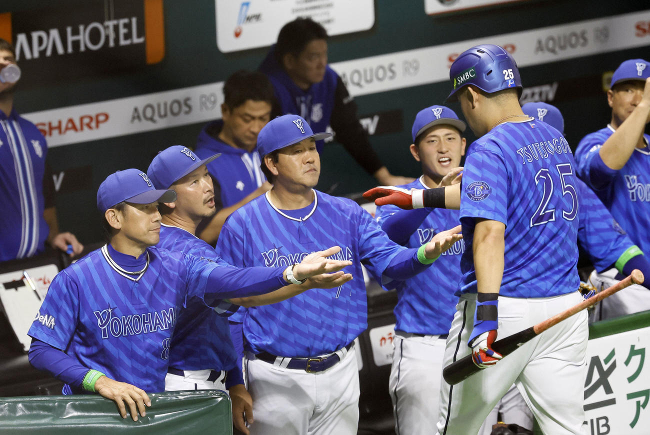 ソフトバンク対DeNA 5回表DeNA無死満塁、右犠飛を放った筒香を出迎える三浦監督（左端）（撮影・藤尾明華）