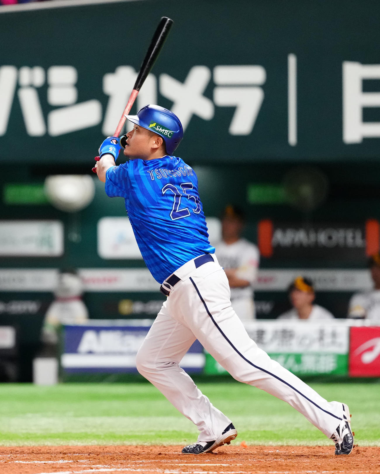 ソフトバンク対DeNA 5回表DeNA無死満塁、右犠飛を放つ筒香（撮影・江口和貴）