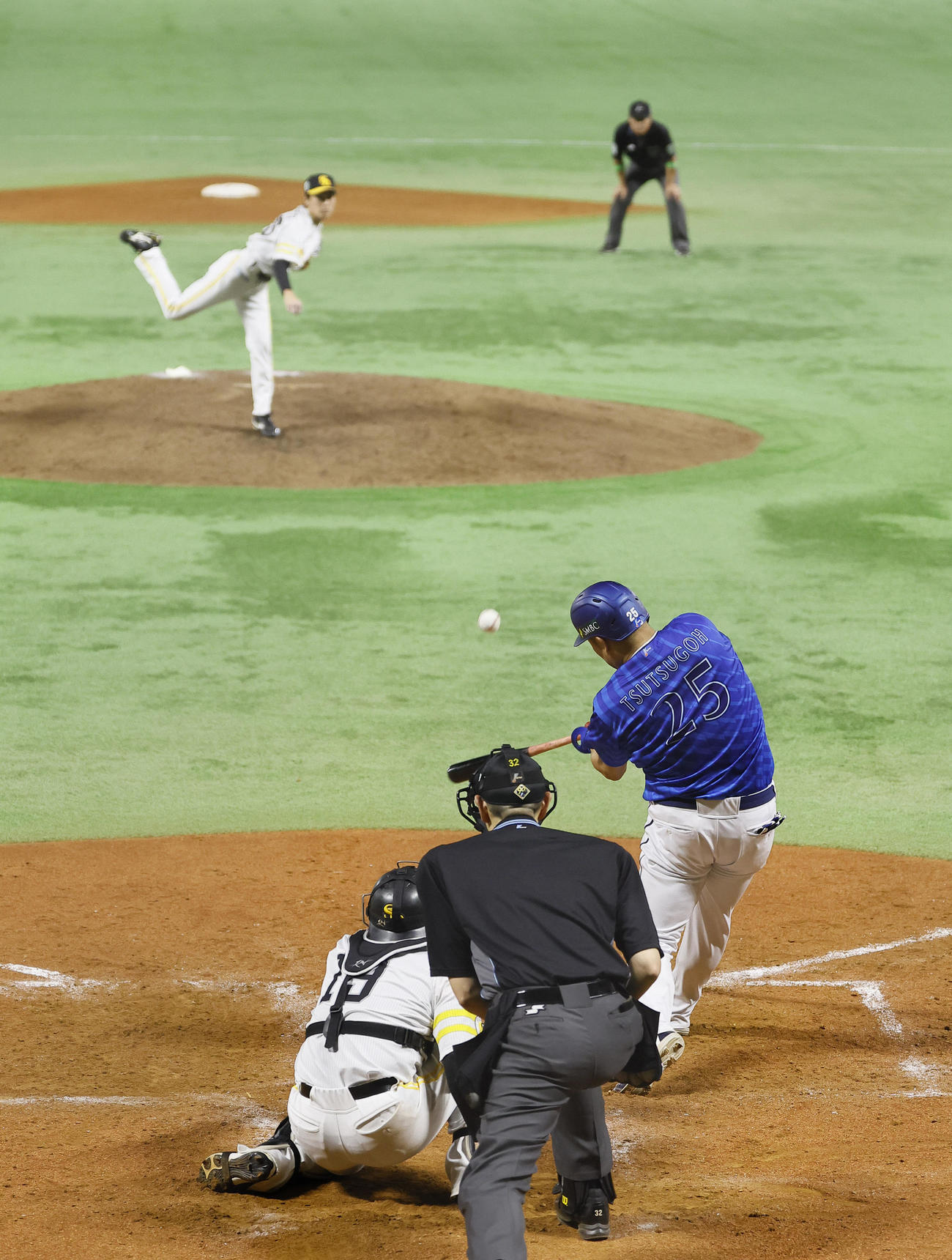 ソフトバンク対DeNA 5回表DeNA無死満塁、筒香は右犠飛を放つ。投手大津（撮影・藤尾明華）