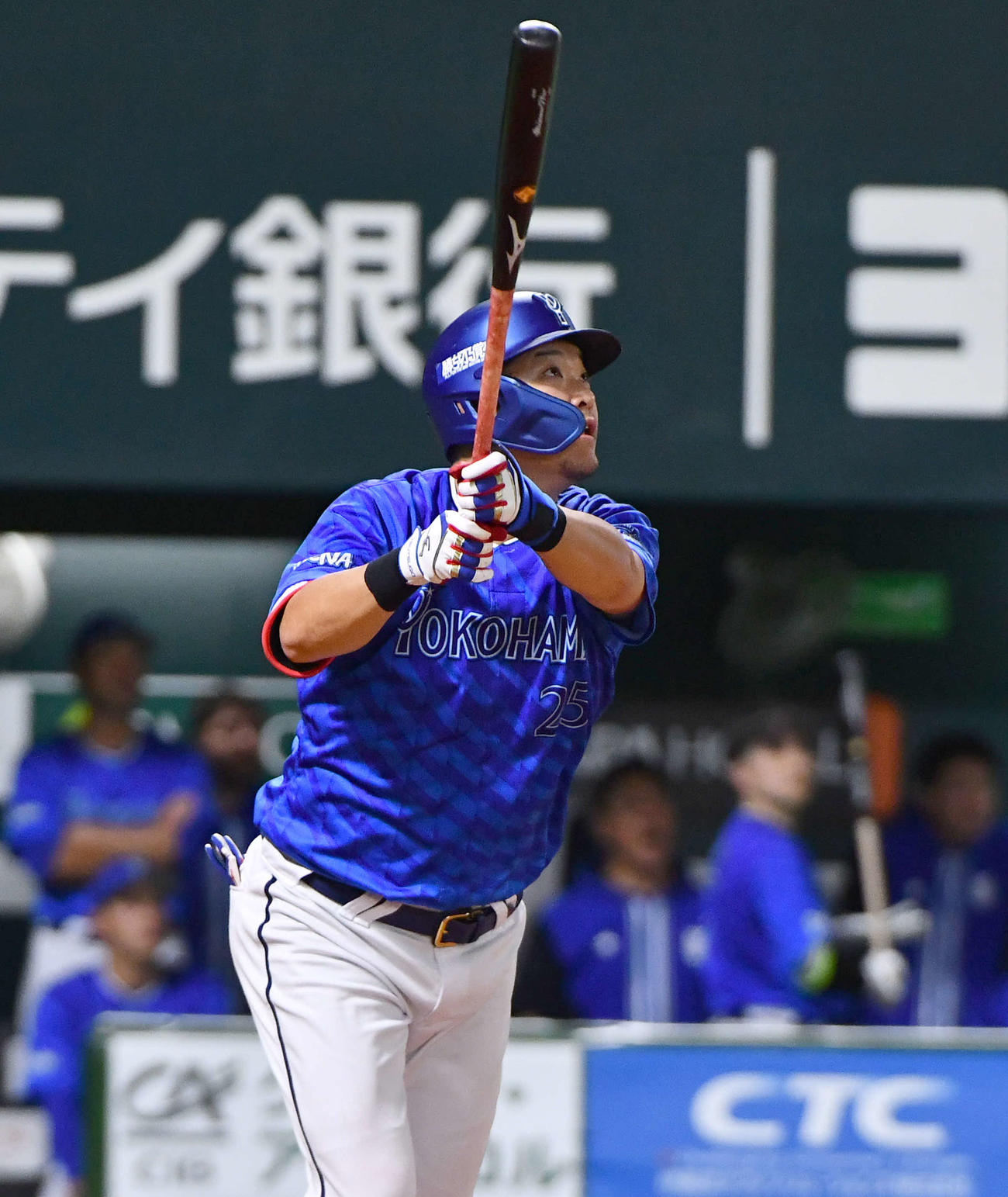 ソフトバンク対DeNA 5回表DeNA無死満塁、筒香は右犠飛を放つ（撮影・岩下翔太）