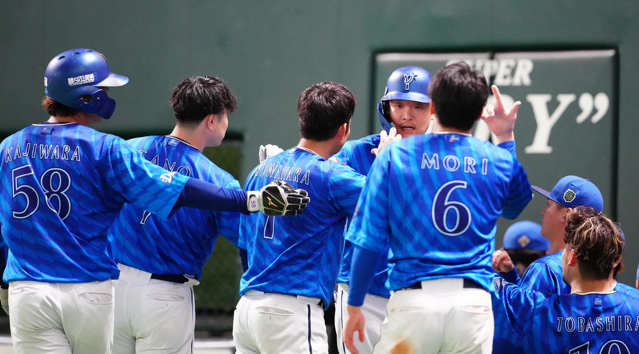 ソフトバンク対DeNA 5回表DeNA無死満塁、犠飛を放ちタッチを交わす筒香（左から4人目）（撮影・江口和貴）