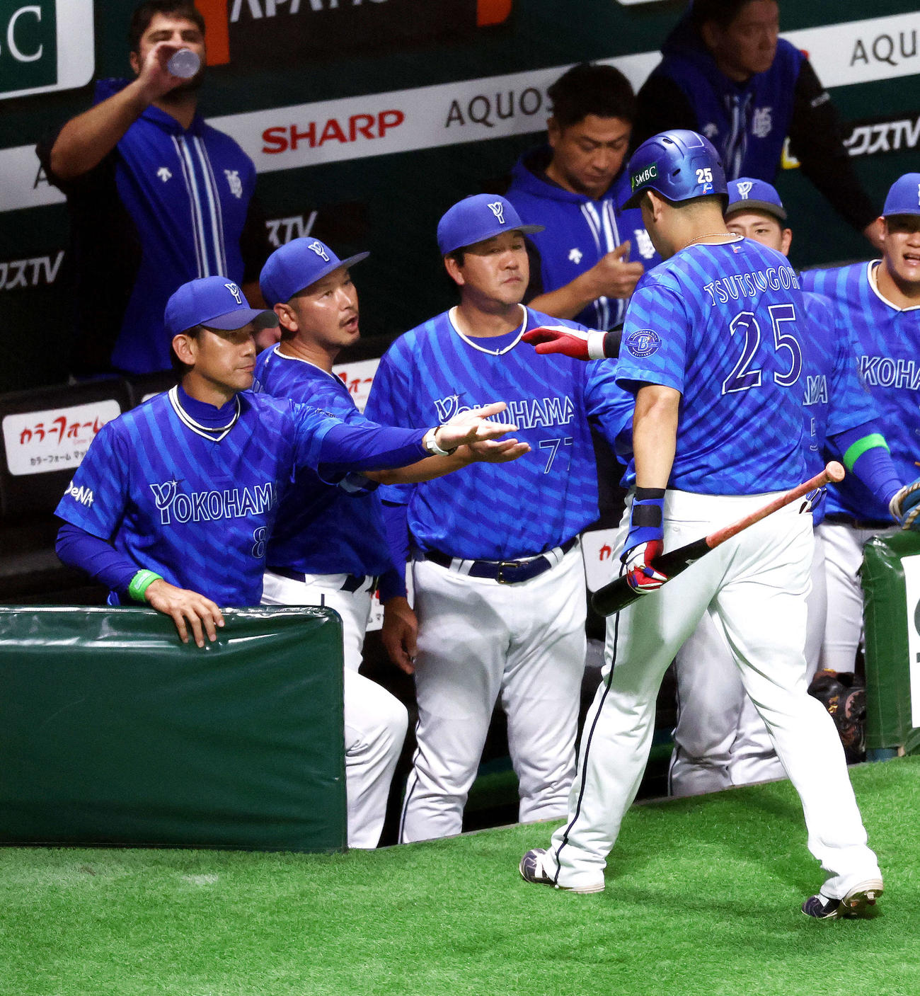 DeNA対ソフトバンク　5回表DeNA無死満塁、右犠飛を放ち追加点をあげ、ベンチに戻る筒香（右）を迎える三浦監督（撮影・河田真司）