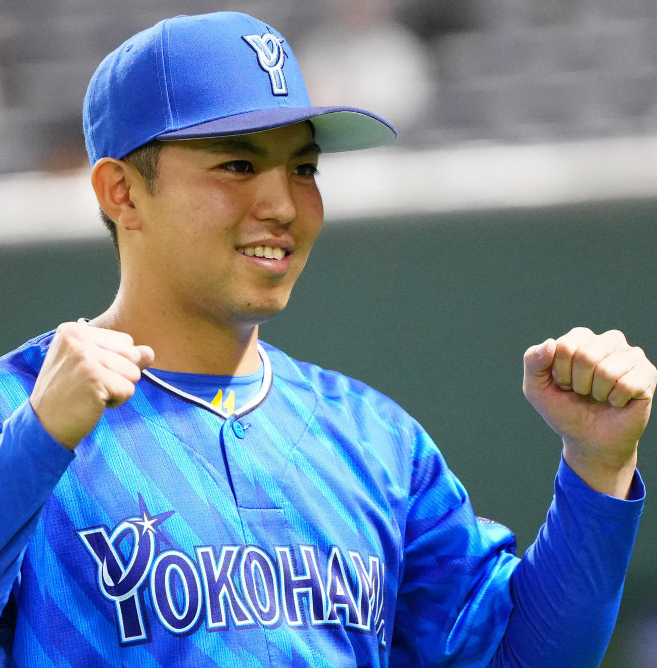ソフトバンク対DeNA　試合後、ガッツポーズで写真に納まるDeNA東（撮影・江口和貴）