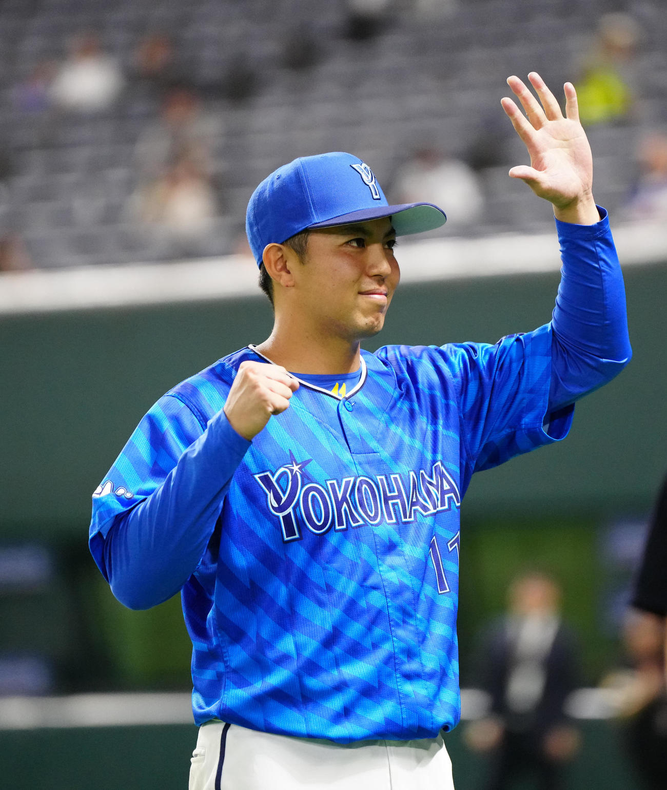 ソフトバンク対DeNA　試合後、ファンの声援に応えるDeNA東（撮影・江口和貴）