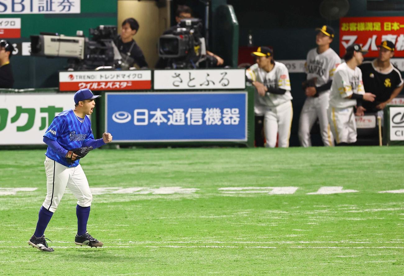 ソフトバンク対DeNA　6回裏ソフトバンク2死一、三塁、甲斐を一邪飛に打ち取りガッツポーズをする東（撮影・上田博志）