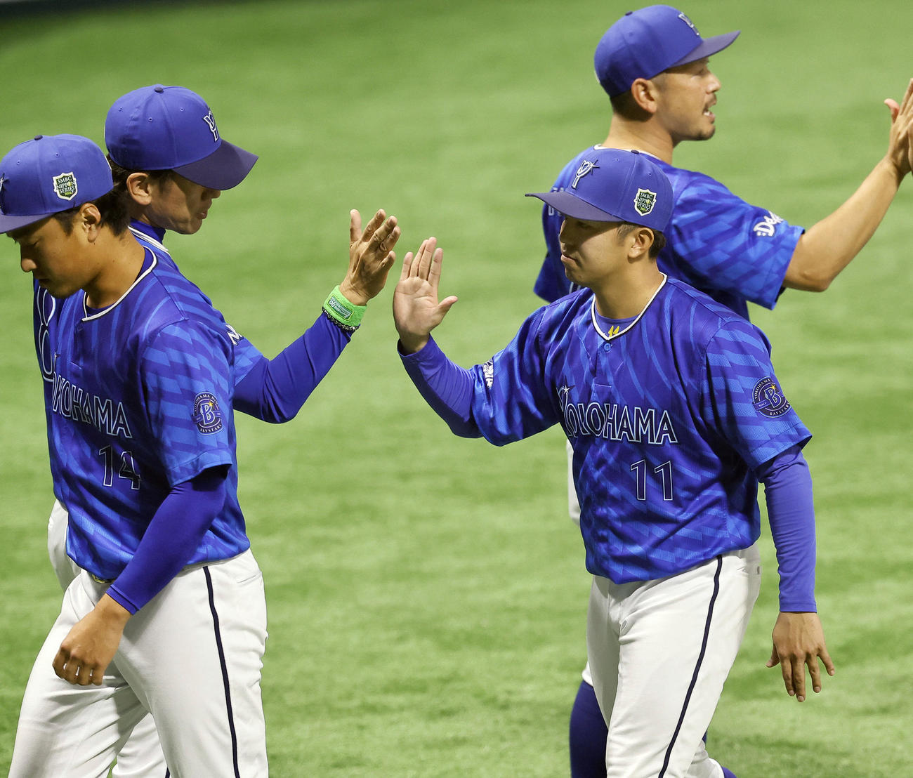ソフトバンク対DeNA　7回1失点でソフトバンクに勝利し、三浦監督（左から2人目）とタッチを交わす東（撮影・藤尾明華）