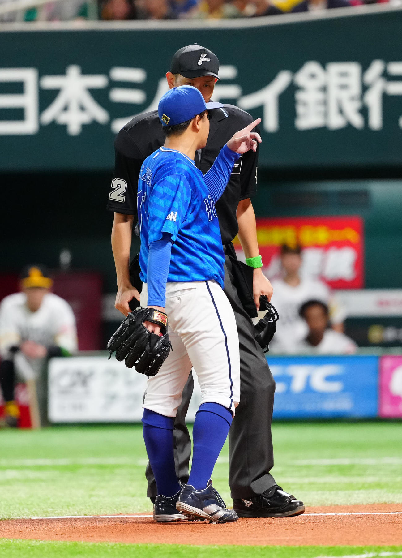 ソフトバンク対DeNA　6回裏途中、原球審（後方）と話すDeNA先発の東（撮影・江口和貴）