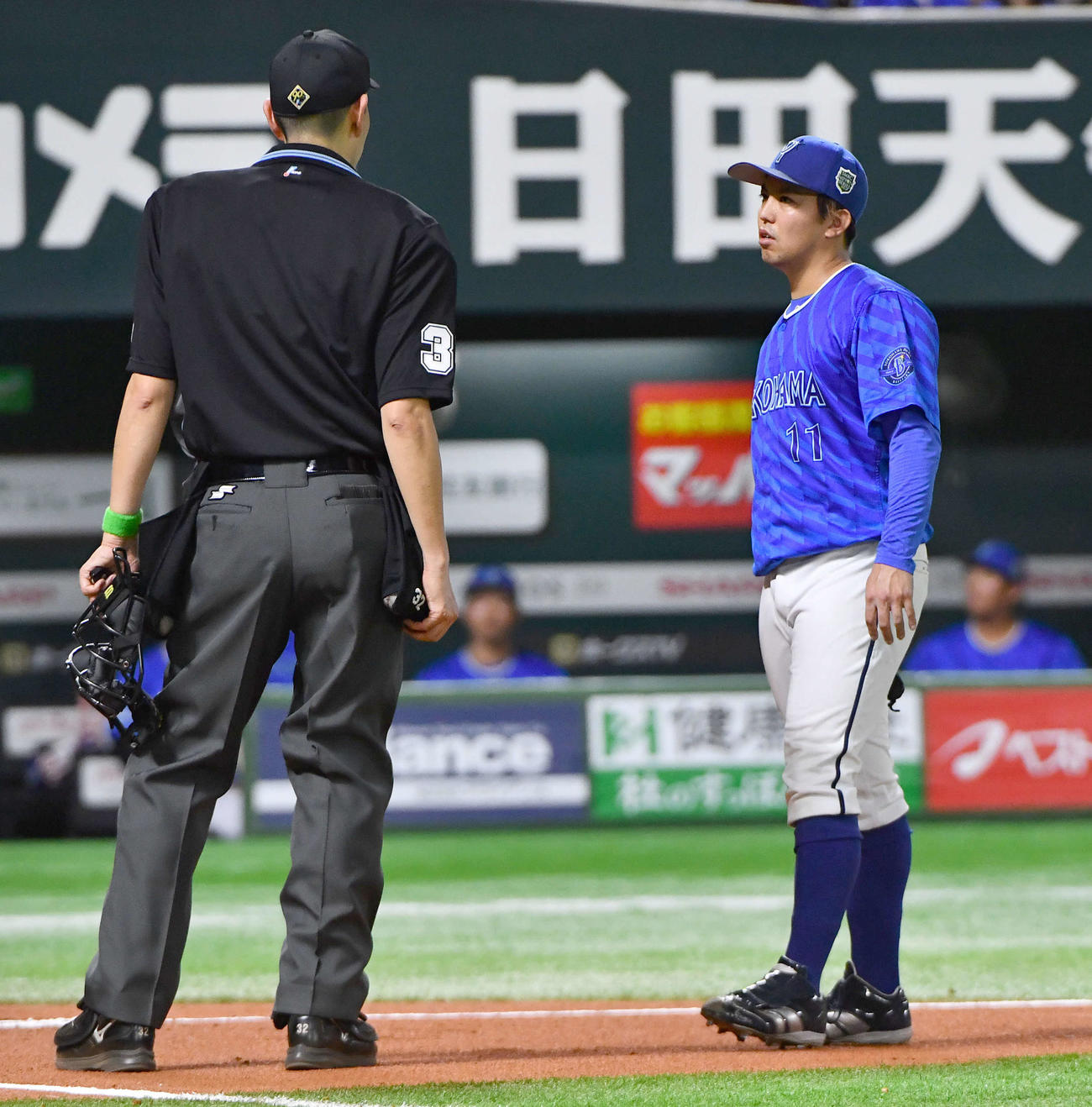ソフトバンク対DeNA　6回裏ソフトバンク1死一塁、今宮との対戦中に原主審（左）に話しかける東（撮影・岩下翔太）