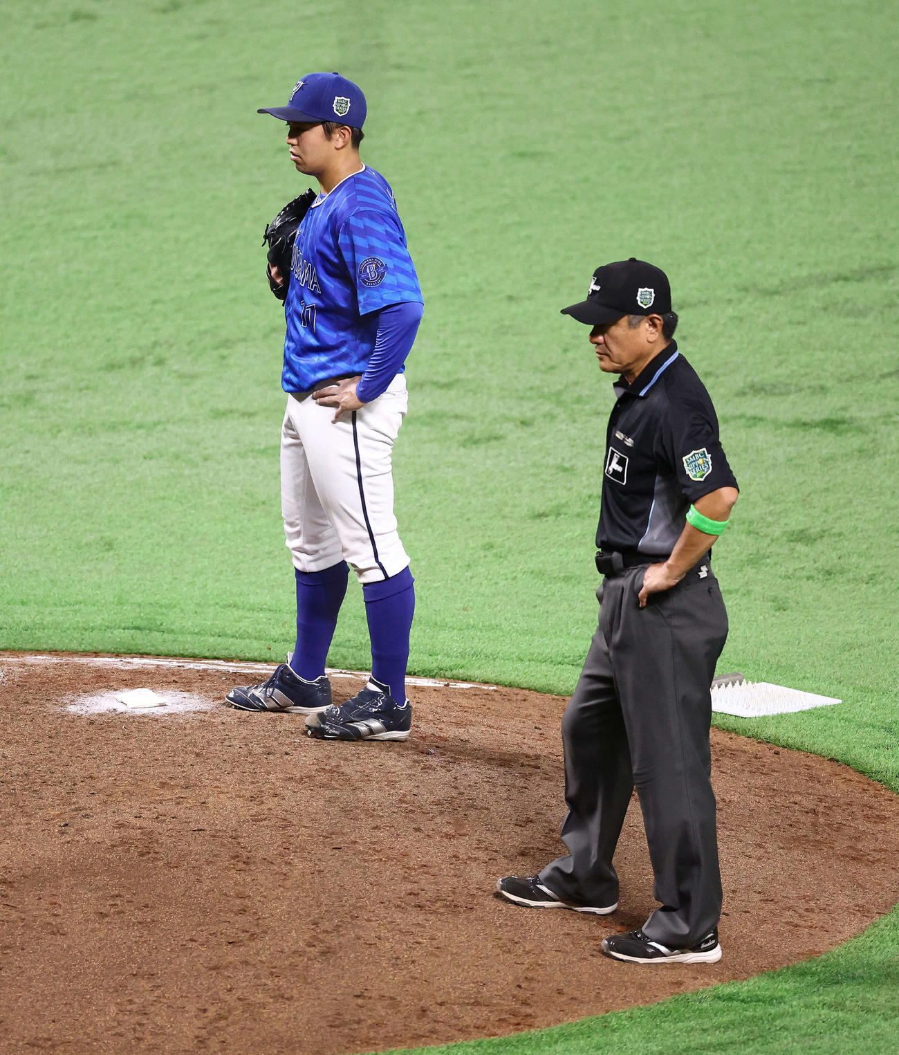 ソフトバンク対DeNA　6回裏ソフトバンク1死一塁、打者今宮の時、マウンドで審判と言葉を交わす東（撮影・河田真司）