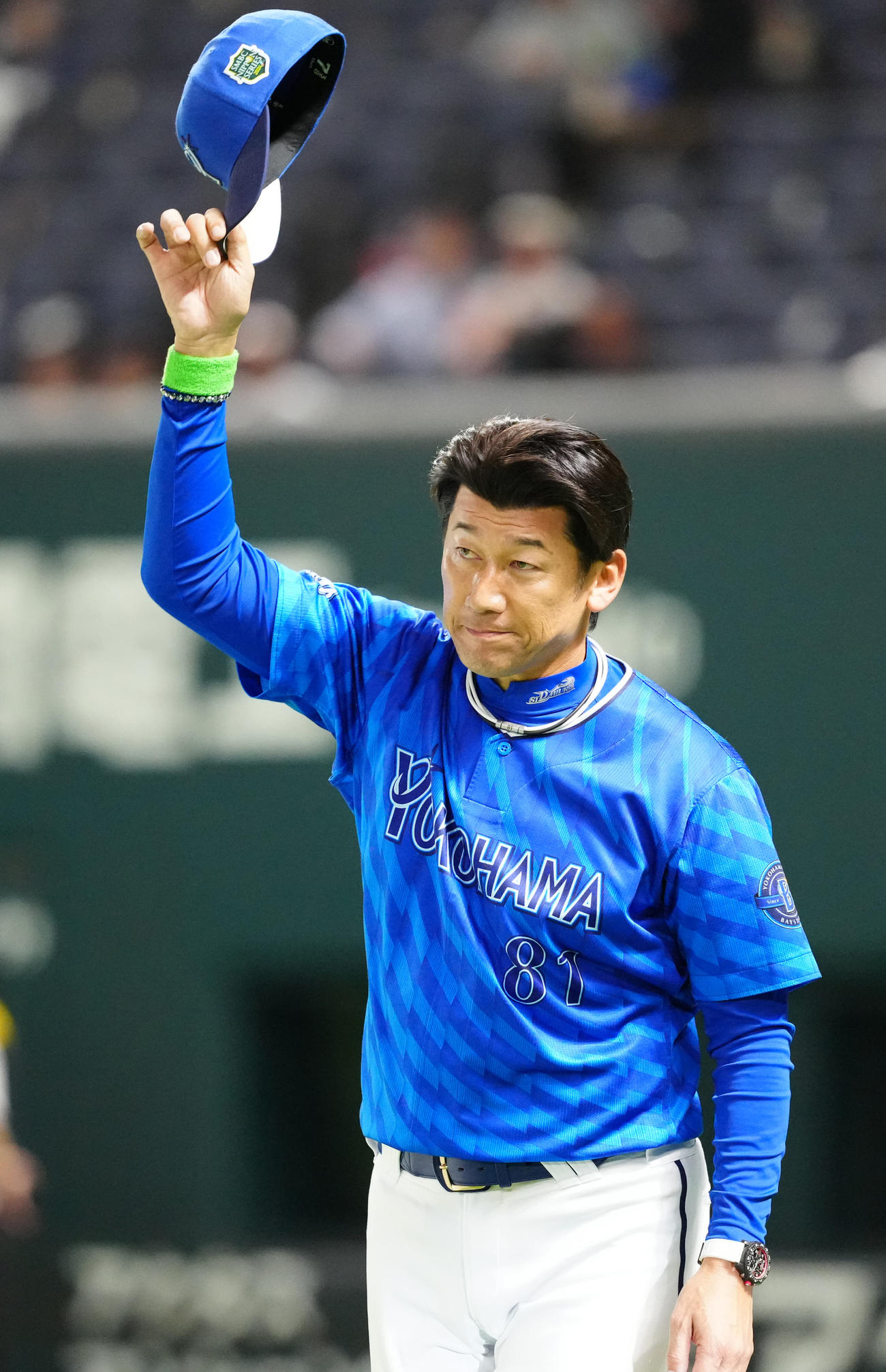 ソフトバンク対DeNA　試合後、DeNAファンにあいさつする三浦監督（撮影・江口和貴）