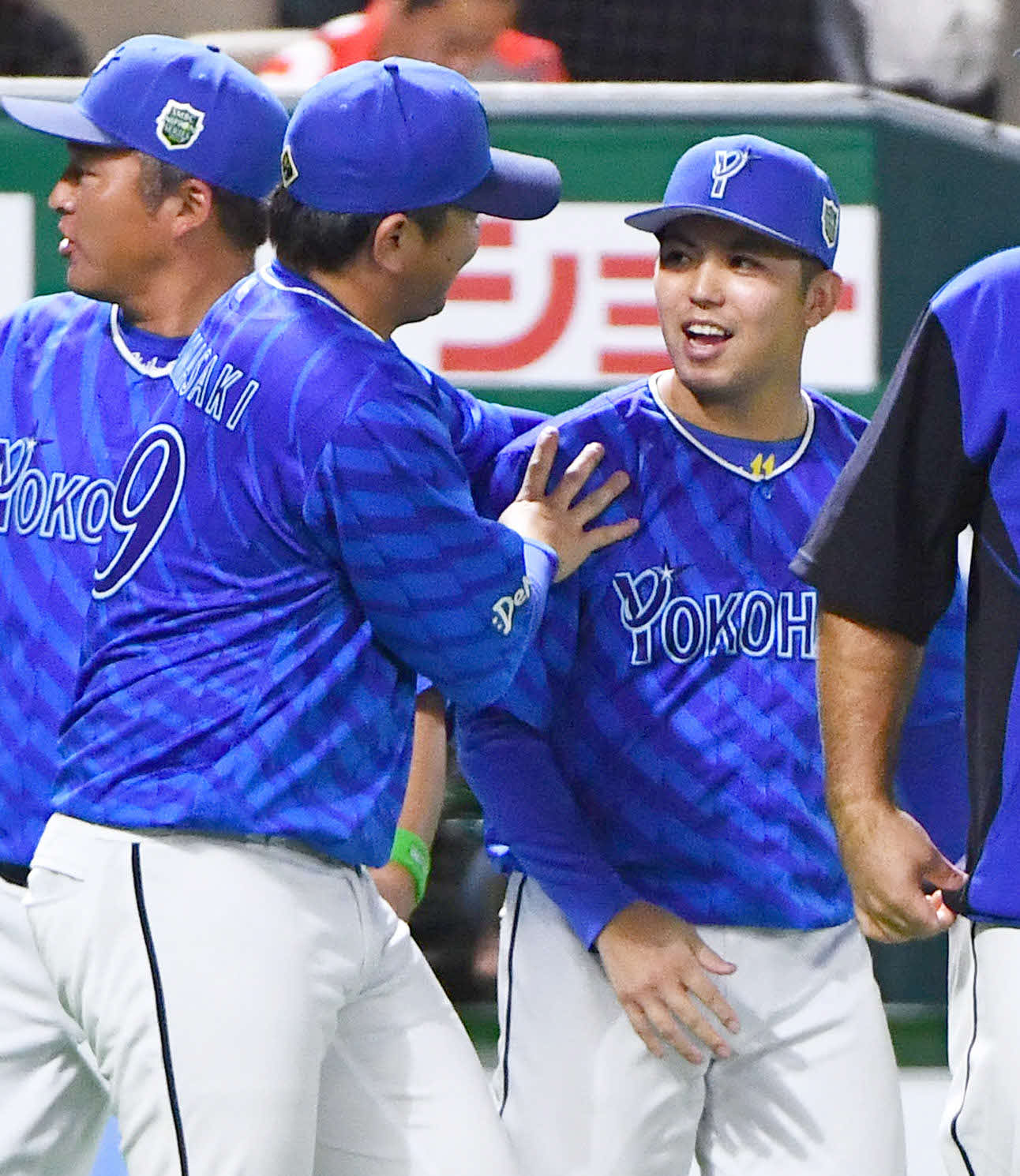 ソフトバンク対DeNA　ソフトバンクに勝利し、山崎（左）に肩を抱かれて笑顔を見せる東（撮影・岩下翔太）