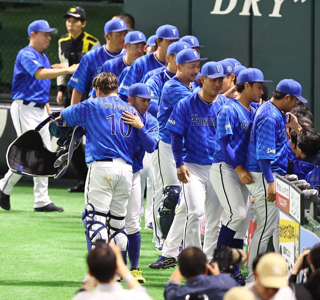ソフトバンク対DeNA　ソフトバンクに勝利した東（中央右）は戸柱（同左）と抱き合って喜ぶ（撮影・上田博志）